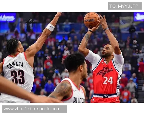 快船与爵士激战正酣赛季对决引发球迷热议与期待